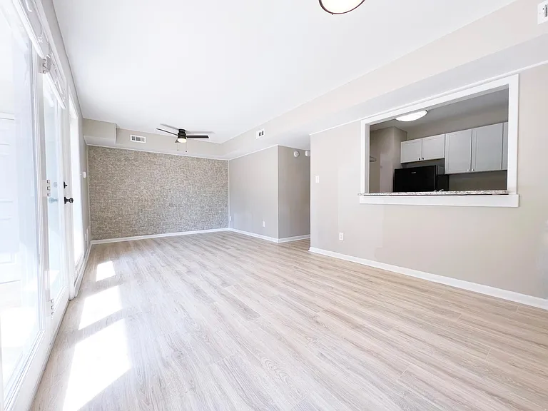 2529 Spring Garden St — Photo 2