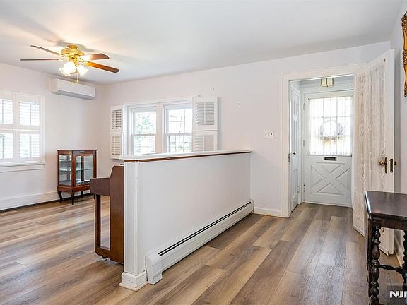 4th image of 325 Terhune Ave