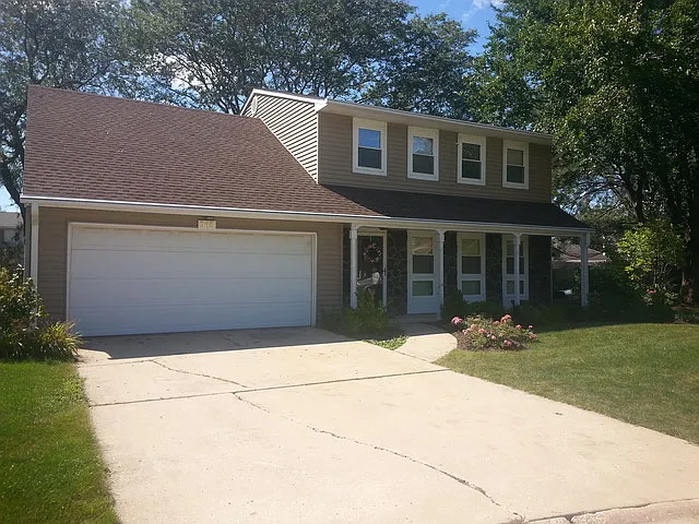 915 Surrey Ct photo 1