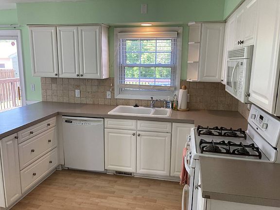 3rd image of 1013 Worcester Dr NE