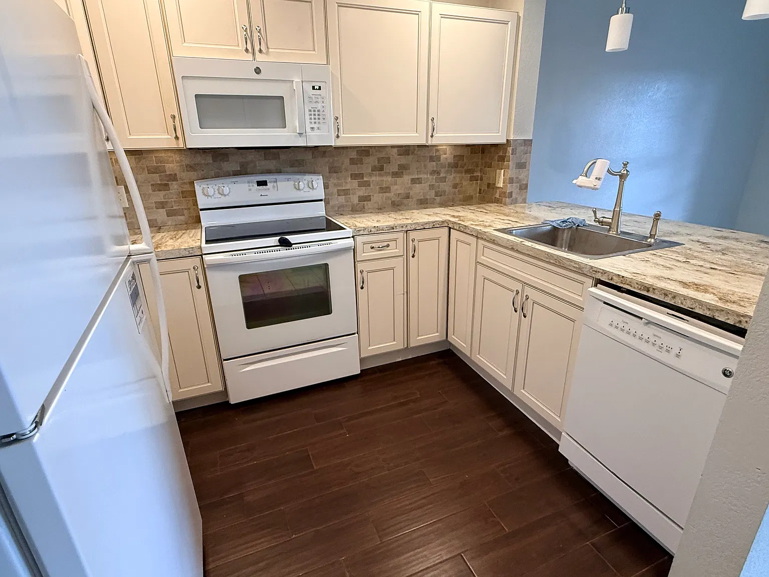 2 bed, 912 sqft, $1,600 — Photo 2