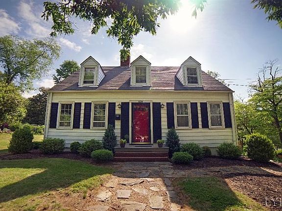 3rd image of 1054 Rivermont Ter