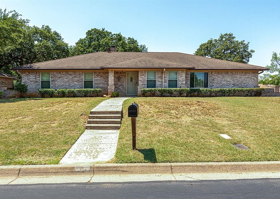 1st image of 617 W Louella Dr
