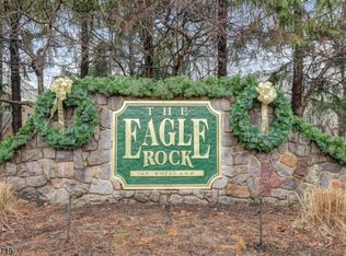 8 Meeker Ct, Roseland, NJ 07068