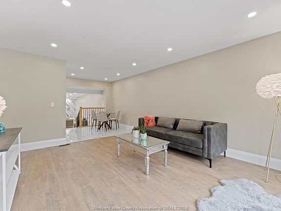 4th image of 2858 Dandurand Ave