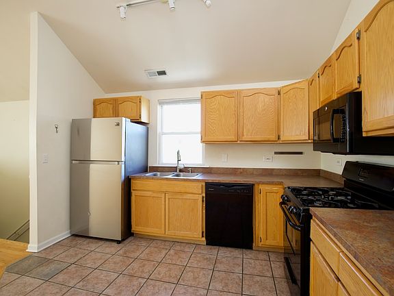 4th image of 2220 W Grand Ave #3