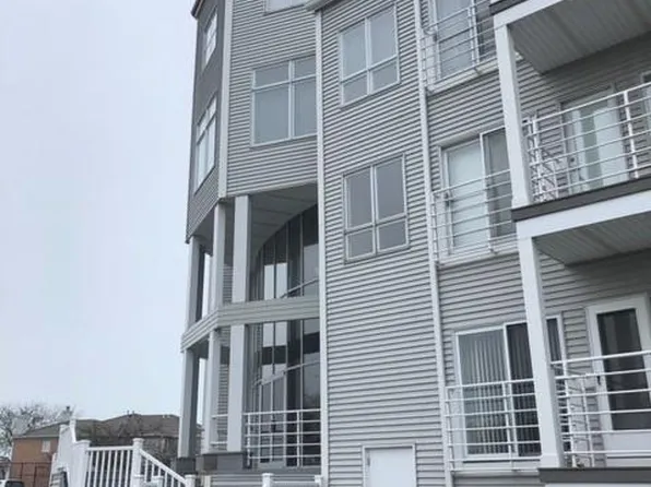35 Harborview Dr APT 302, Racine, WI 53403