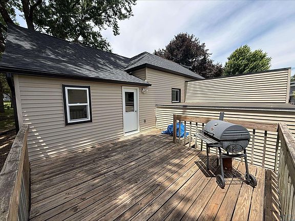 4th image of 312 3rd St NE