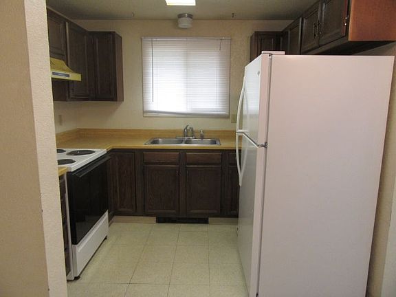 3rd image of 335 Phyllis Cir W