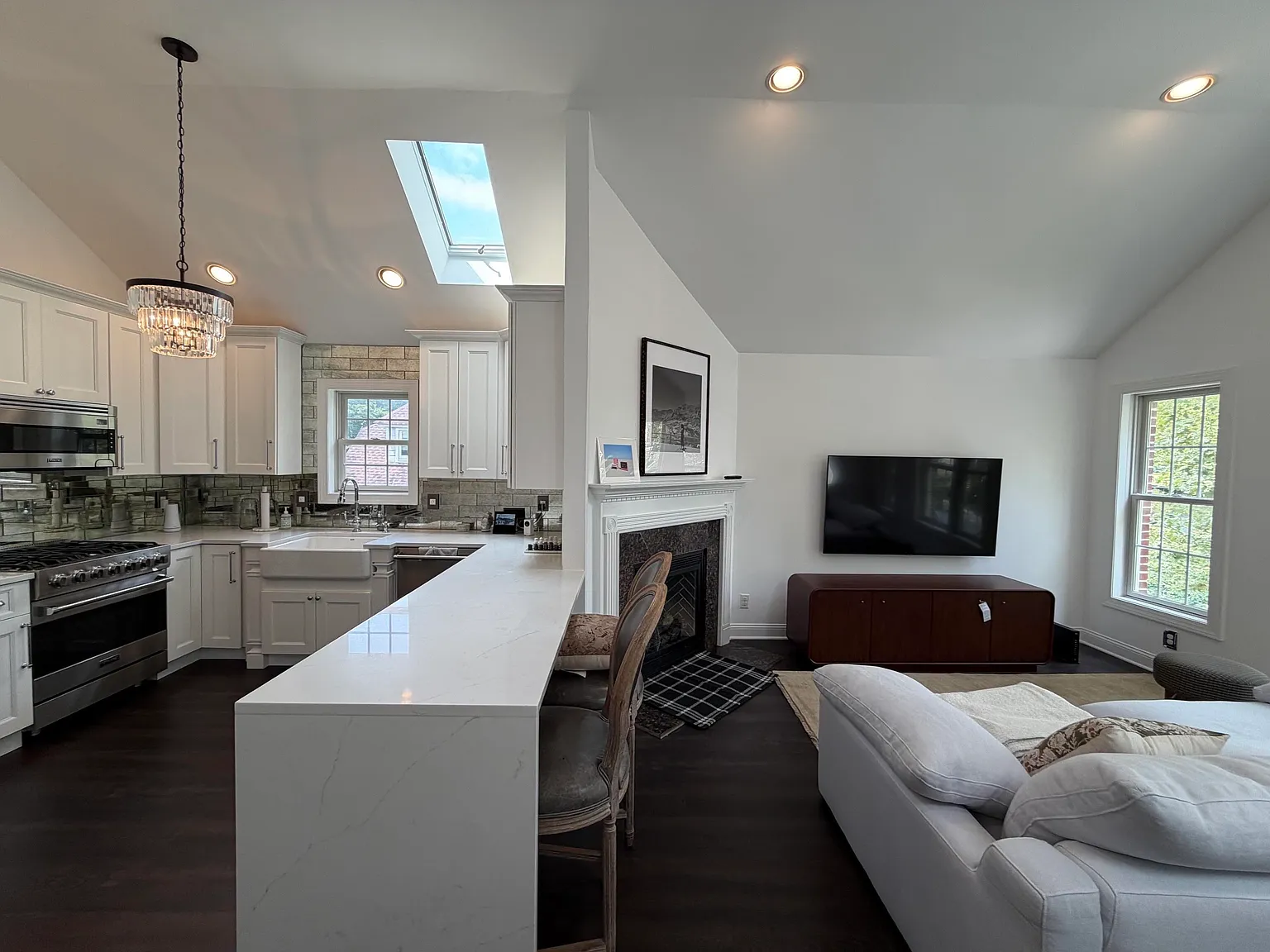 3 bed, 2.0 bath, 1162 sqft, $3,400 — Photo 2