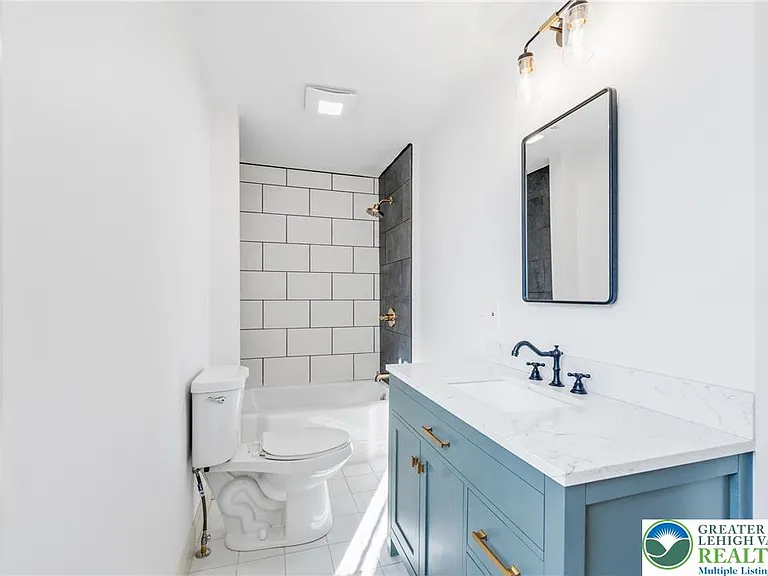 240 Franklin St #2 — Photo 11