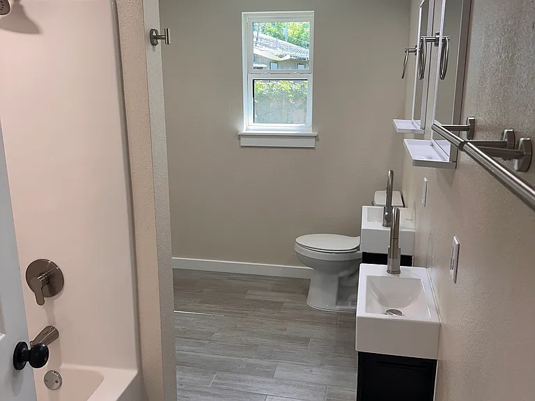 1388 N Vinita Ave — Photo 6