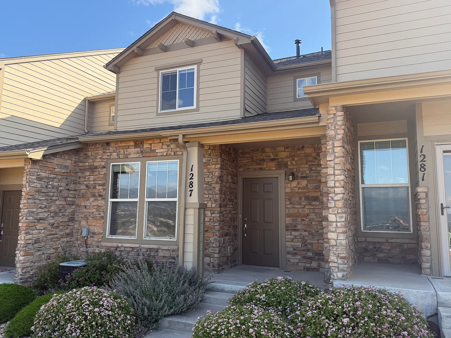 2 bed, 2.5 bath, 1256 sqft, $2,200 — Photo 2