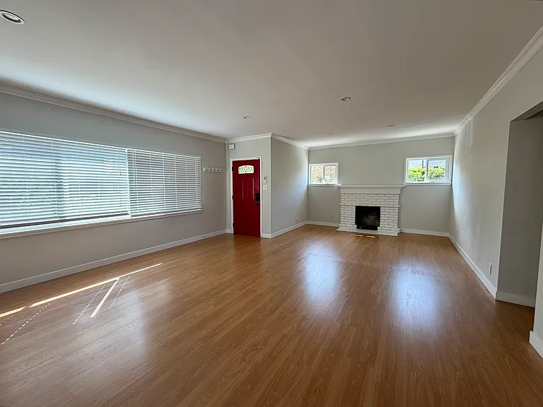 131 N Vega St — Photo 4