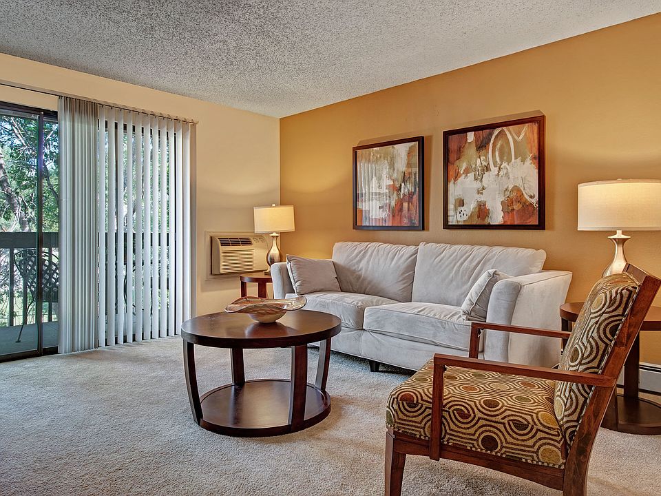 Eagle Ridge Living Room & Balcony Entrance