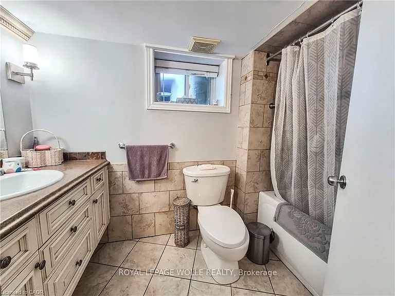 326 Victoria St S #B — Photo 5