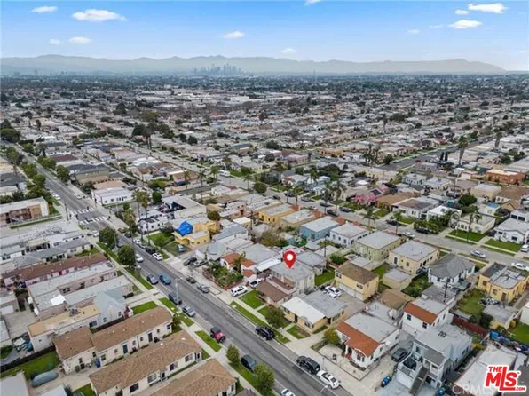 6822 S Van Ness Ave, Los Angeles, CA 90047