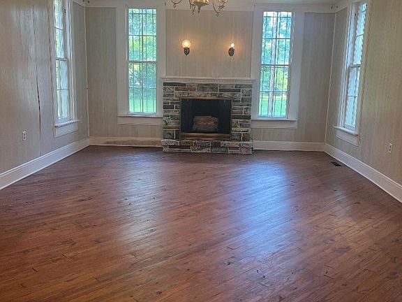 3rd image of 1085 E Highway 134