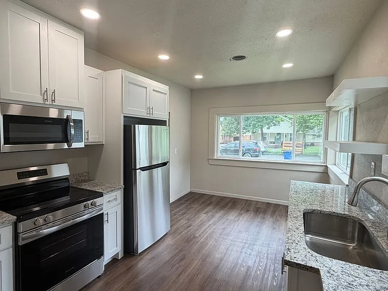 315 NE #G — Photo 3