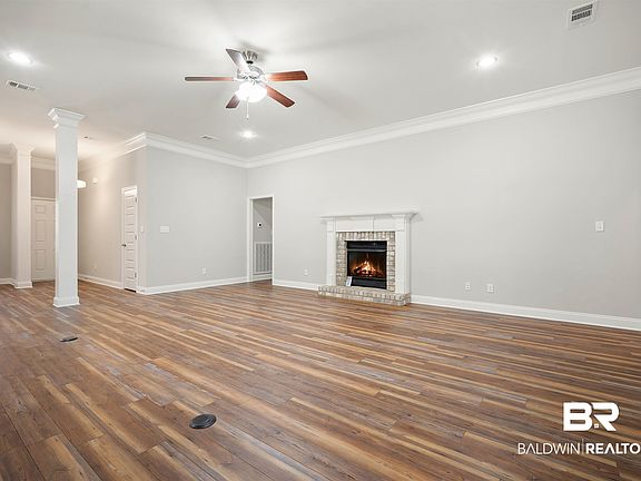 4th image of 9845 N Alder Ave