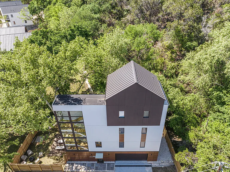 2806 Geronimo Trl — Photo 2