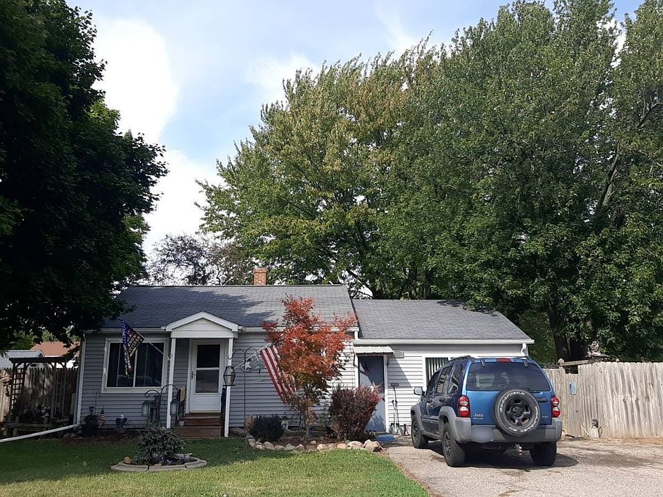 1st image of 207 E McNeil St