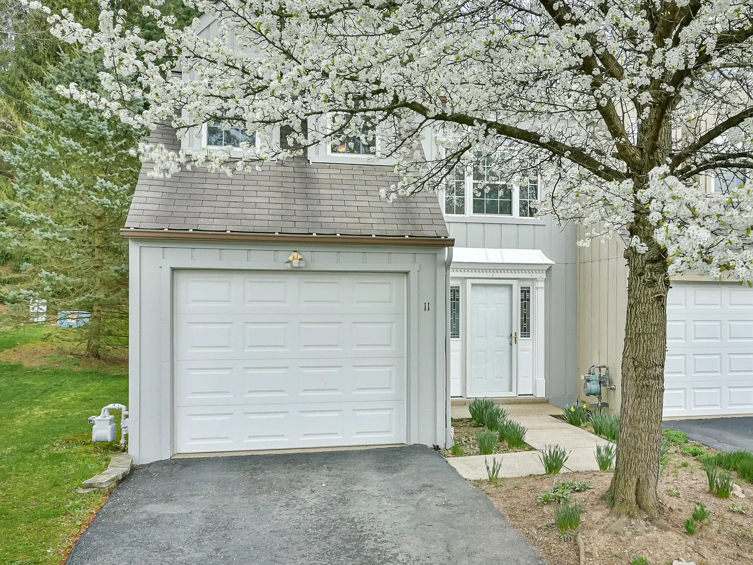 11 Monmouth Dr — Photo 1