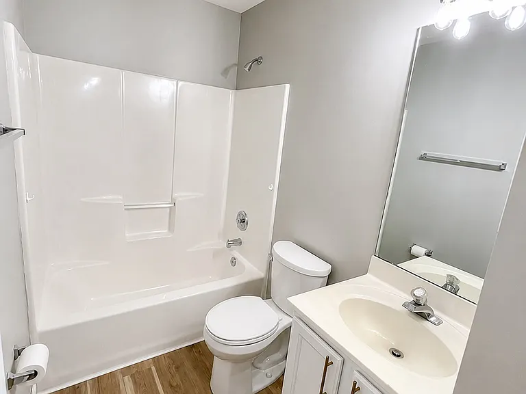 1461 Surrey Ln — Photo 7