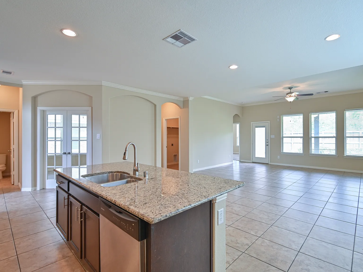 4 bed, 2.5 bath, 2652 sqft, $2,375 — Photo 4