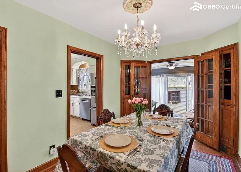 Dining room (main floor)