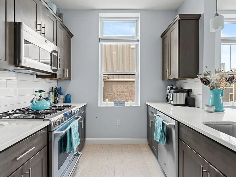 170 W Broadway #413 — Photo 10