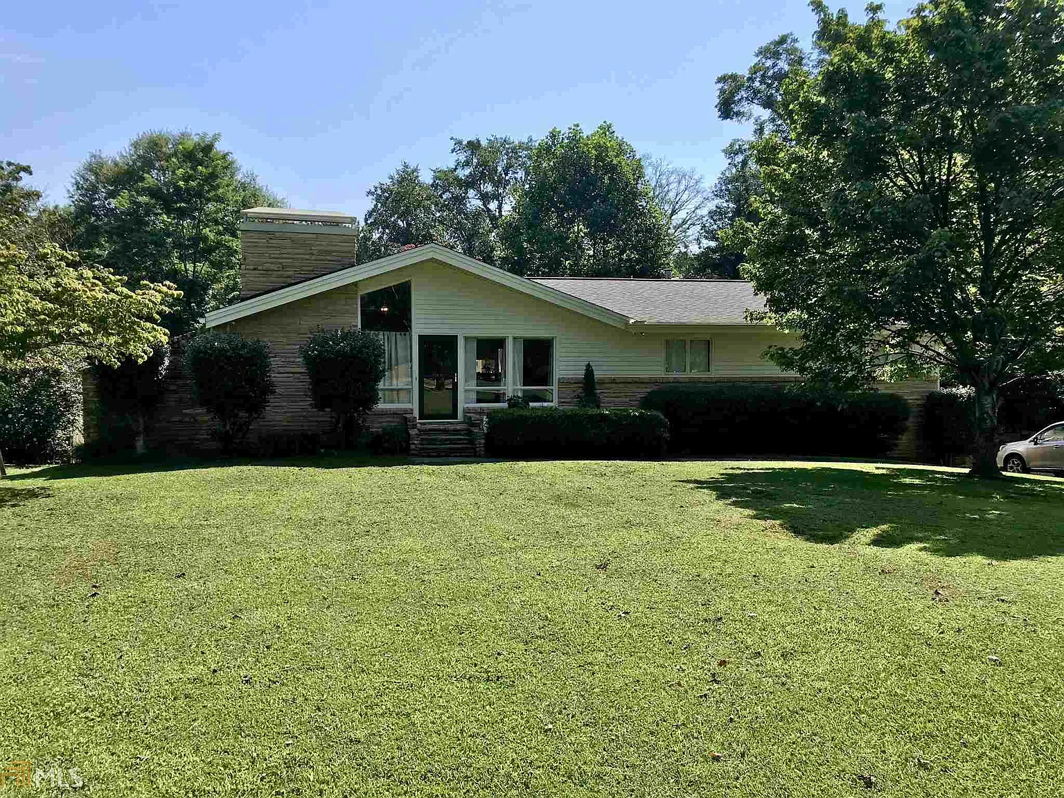 1102 Skyline Dr photo 1