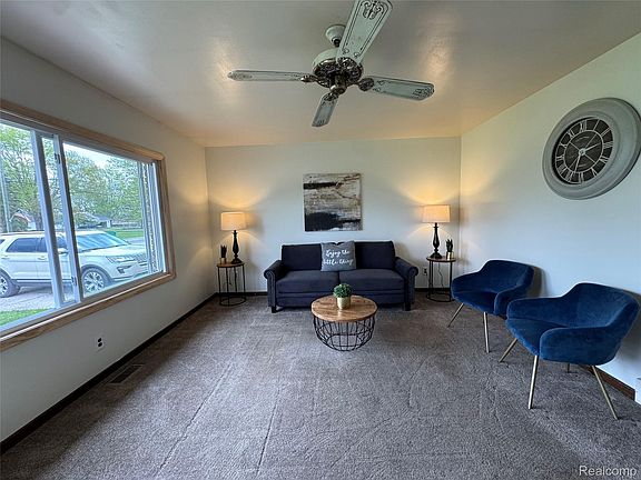 4th image of 32520 Sutton Rd