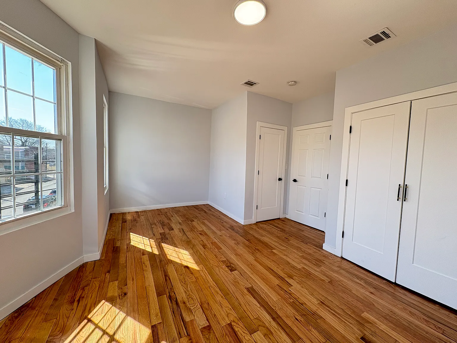 3 bed, 1000 sqft, $2,000 — Photo 3