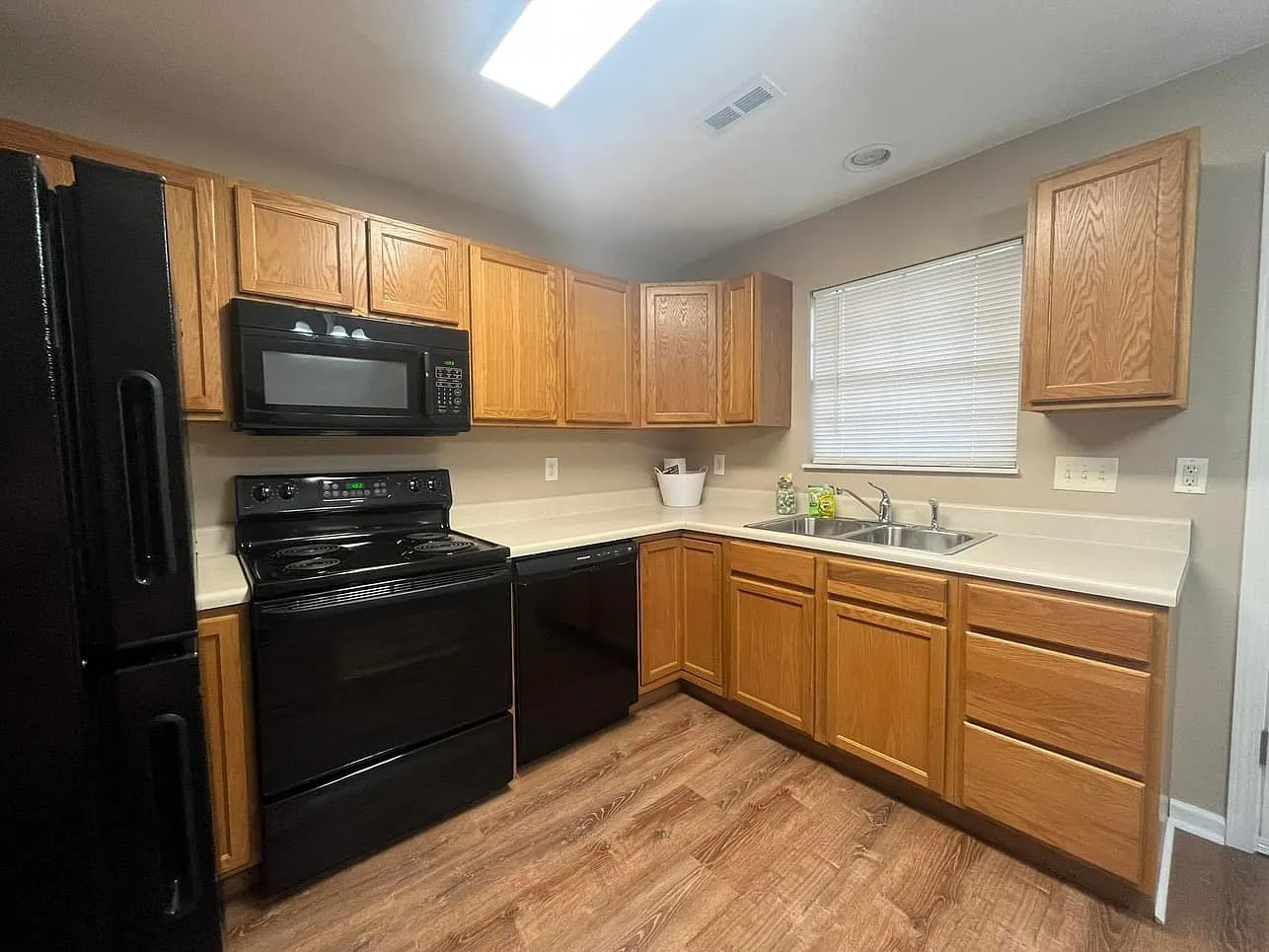 1 bed, 1.5 bath, 784 sqft, $1,200 — Photo 4