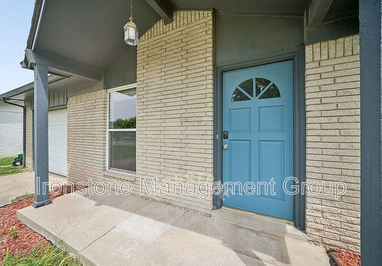 908 W El Paso Pl — Photo 2