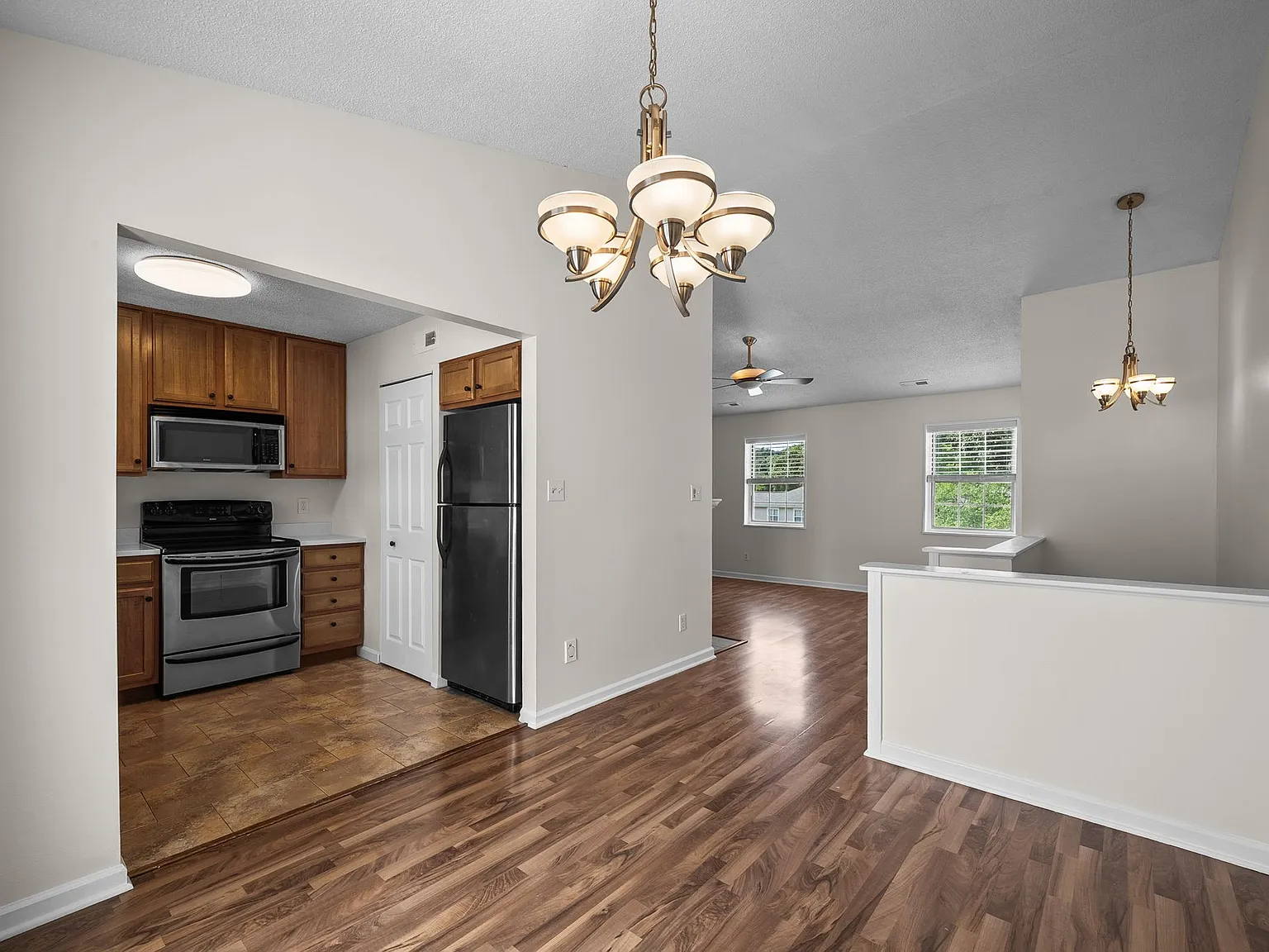 2 bed, 945 sqft, $1,800 — Photo 2
