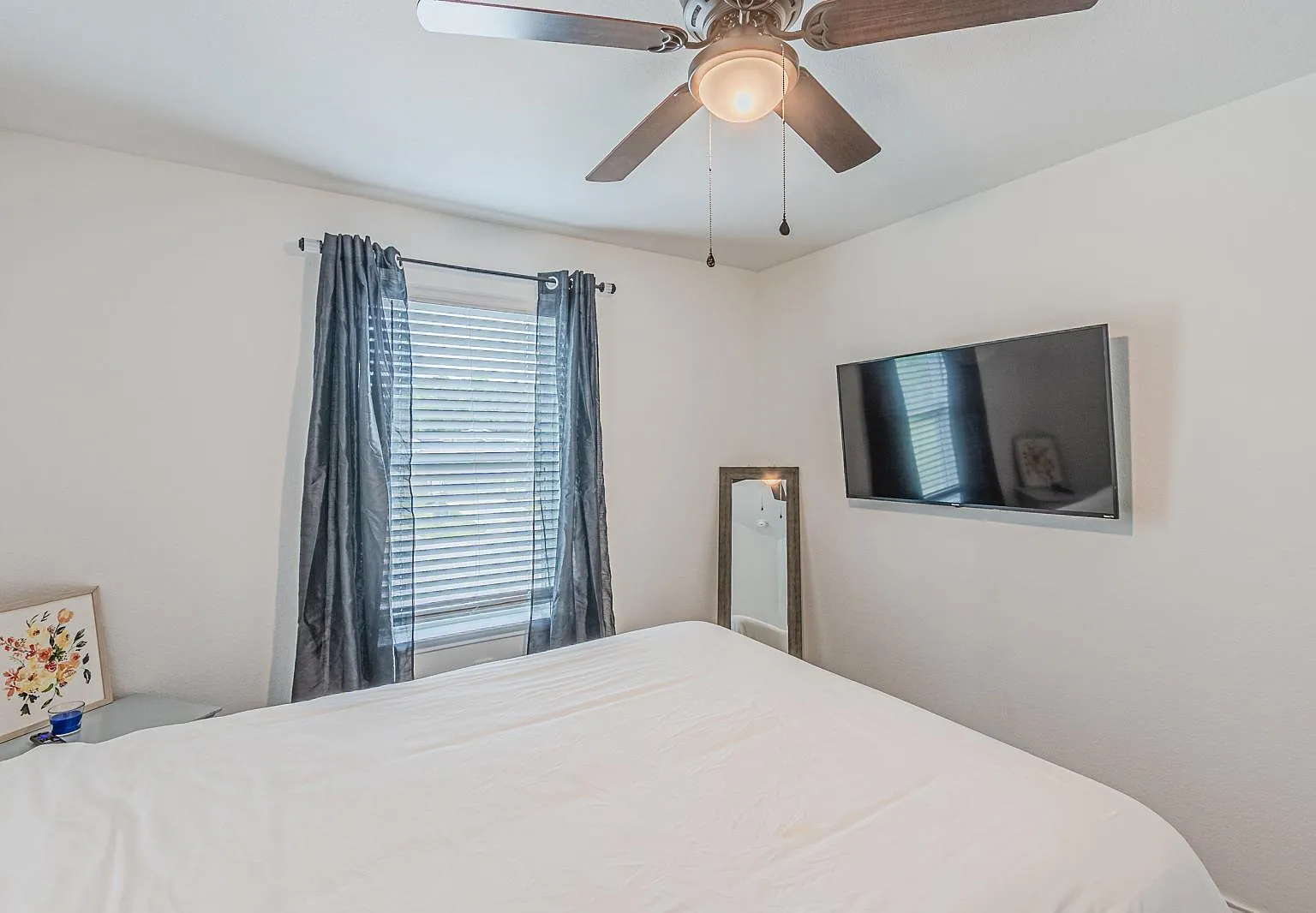3 bed, 1.5 bath, 2200 sqft, $910 — Photo 1