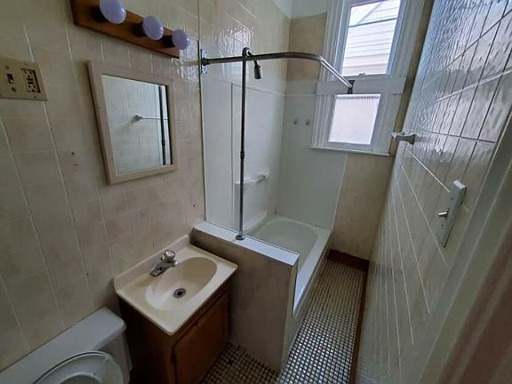 4th image of 2168 W Sunnyside Ave #2F