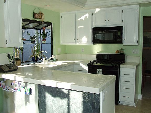 Huge Kitchen with Breakfast Nook
