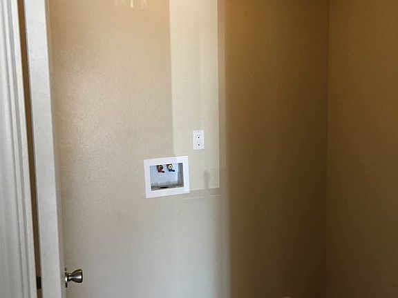 4th image of 718 E 87th Pl