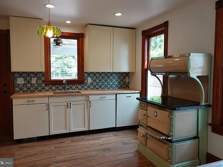 36 Hart Ave — Photo 9