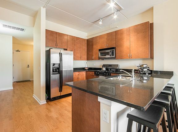 5th image of 873 N Larrabee St APT 404