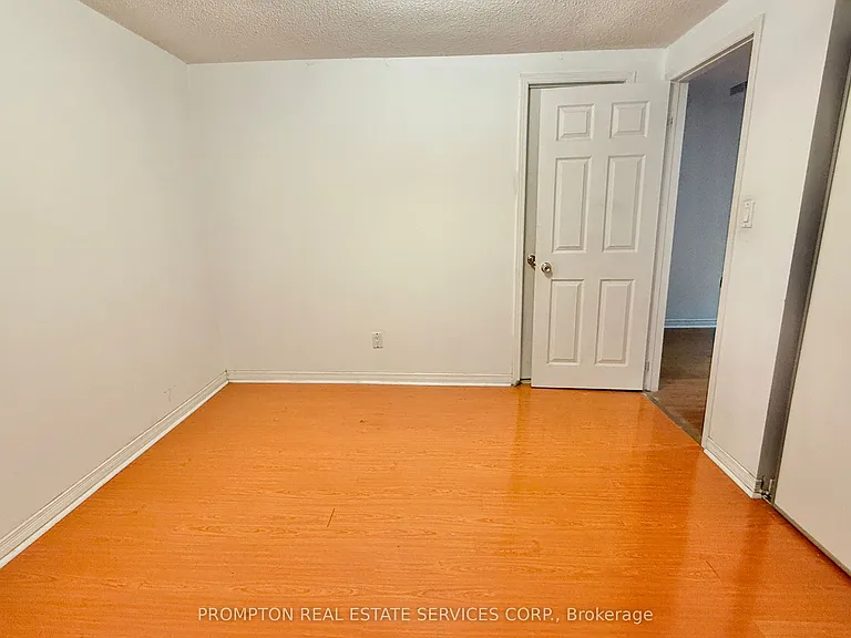 235 Roxanne Cres — Photo 5