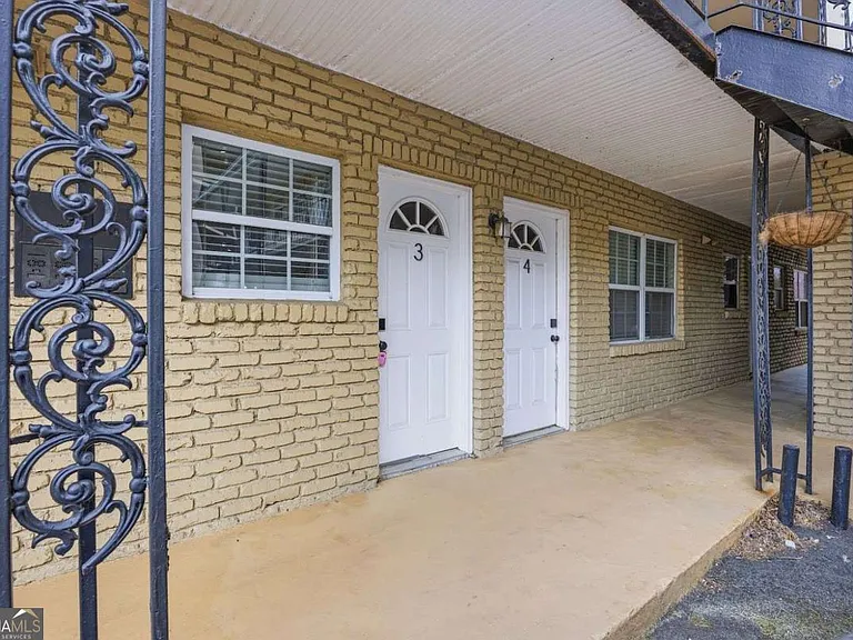 21 Delmont Dr N #5 — Photo 3