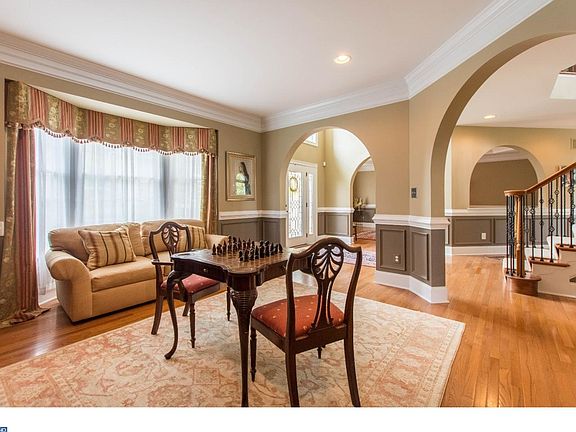 4th image of 527 Chariot Ct