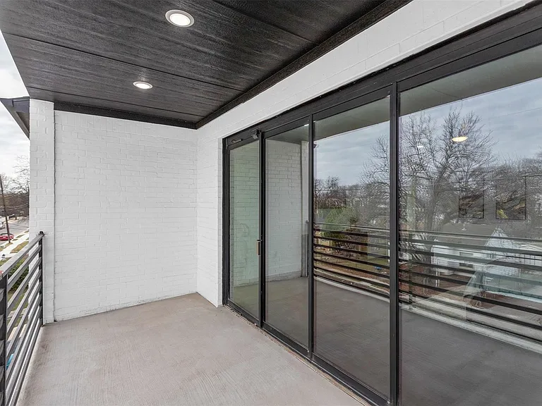407 Dubois Ave — Photo 17