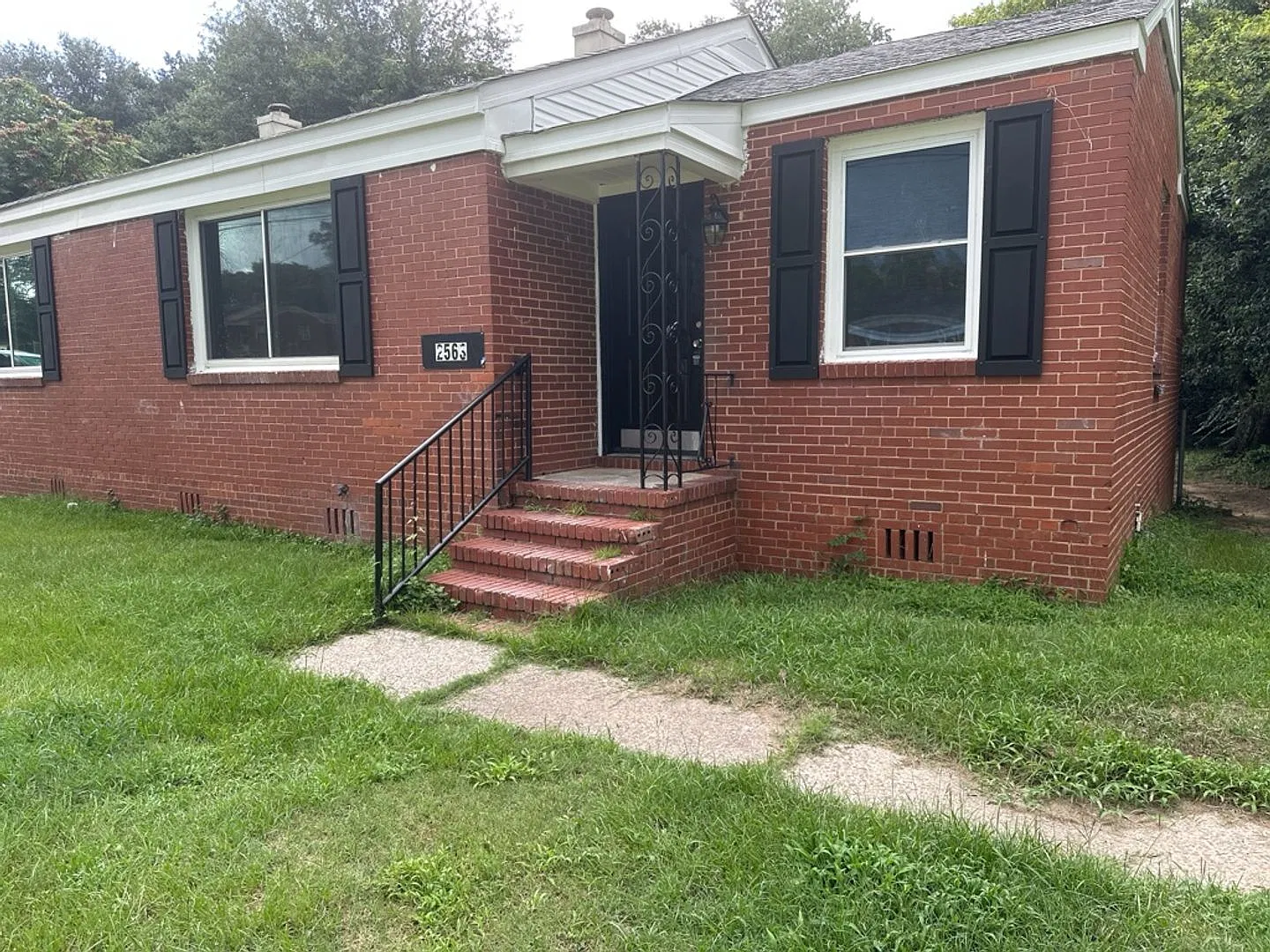 Cozy 2-Bedroom Home Just Off Deans Bridge Road — Photo 1