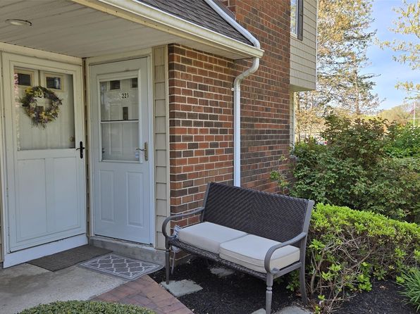 225 Lake Pointe Circle #1, Middle Island, NY 11953