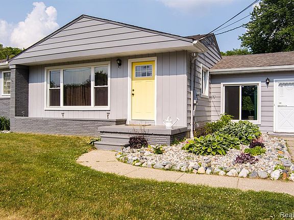 2nd image of 5028 Tahquamenon Trl